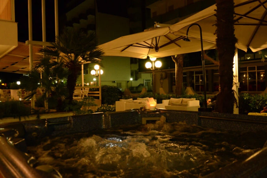 Hotel Mirage Esterno Sera